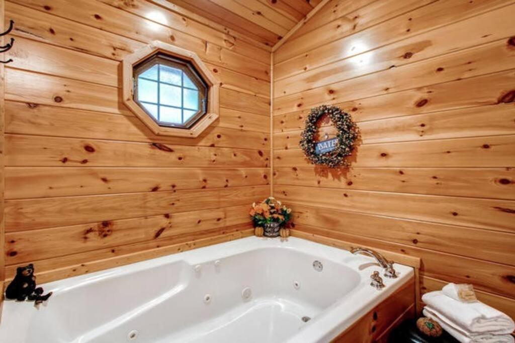 Great Location Pool Table Hot Tub Gatlinburg Exterior photo